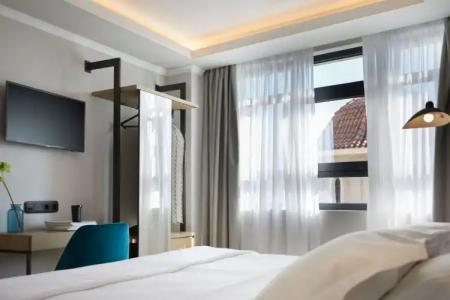 The Artist Athens - 212