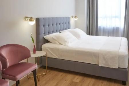 The Artist Athens - 100