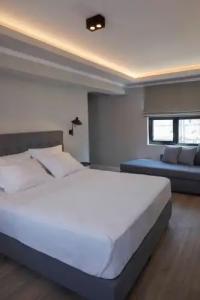 The Artist Athens - 204