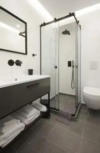 The Artist Athens - 90