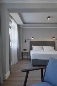 The Artist Athens - 200