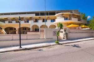 Отель «Neikos Mediterraneo Luxury Suites», Ханиоти