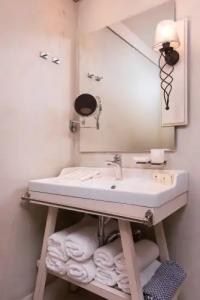 Neikos Mediterraneo Luxury Suites - 28