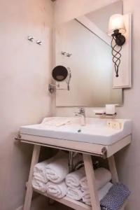 Neikos Mediterraneo Luxury Suites - 8