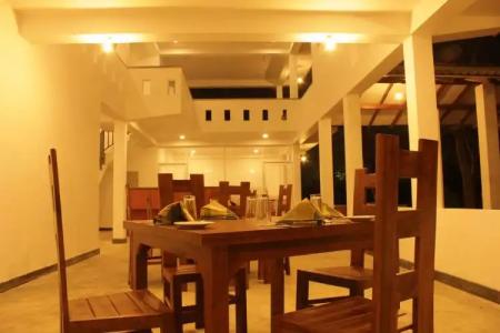 Green Hut & Restaurant. - 10