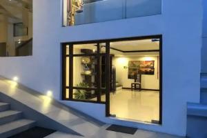 Rivendell Hotel, Канди