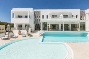 Cyano Hotel, Плакиас