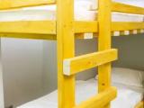 Кровать в общем четырехместном номере для мужчин