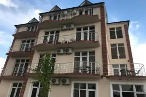 Отель «Вилла La Famille», Затока