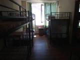 Спальное место на двухъярусной кровати в общем номере для мужчин 