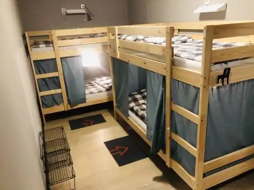 CASH/BACK HOSTEL - 24