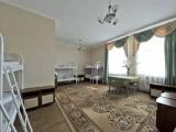 Спальное место на двухъярусной кровати в общем номере для мужчин 