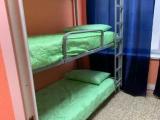Спальное место на двухъярусной кровати в общем номере для мужчин 