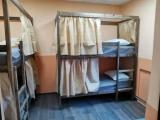 Спальное место на двухъярусной кровати в общем номере для мужчин и женщин