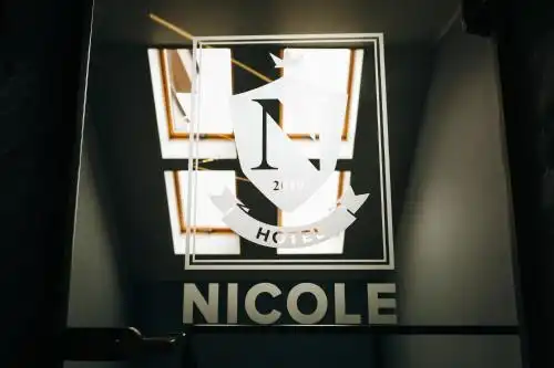Nicole - 24