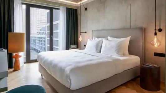 Gekko House Frankfurt, a Tribute Portfolio - 99