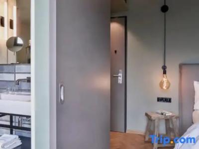 Gekko House Frankfurt, a Tribute Portfolio - 38