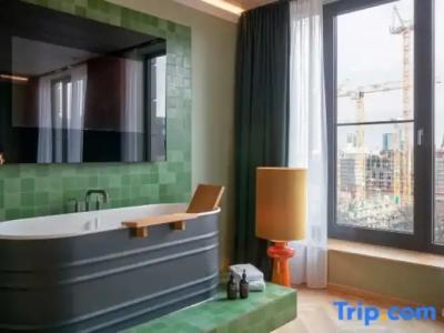 Gekko House Frankfurt, a Tribute Portfolio - 135