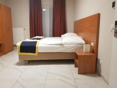 Emiliana am Bahnhof - 1