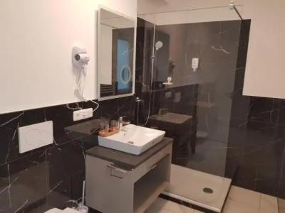 Emiliana am Bahnhof - 14