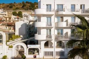 Albatros Beach Hotel, Летоянни