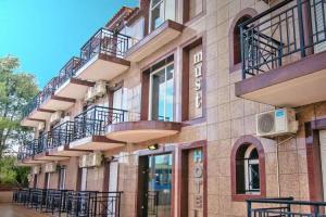 Hotel «Must», Лаганас