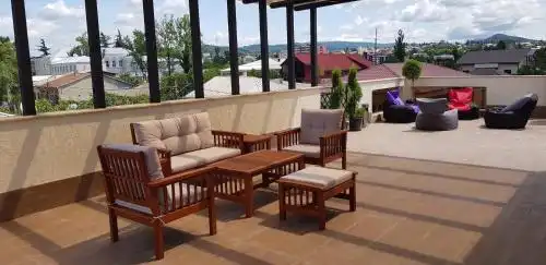 Terrace Sinauri - 0