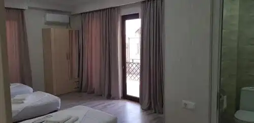 Terrace Sinauri - 76