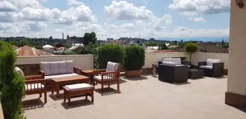 Terrace Sinauri - 27