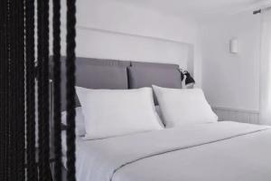 Отель «Mr and Mrs White Santorini», Ия