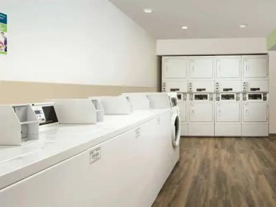 WoodSpring Suites Orlando Airport - 18