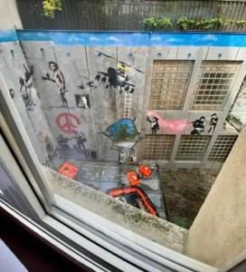 Walled off Paris - 17