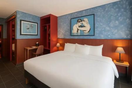 Walled off Paris - 35