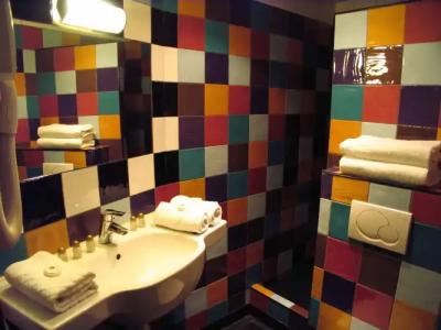 Walled off Paris - 9