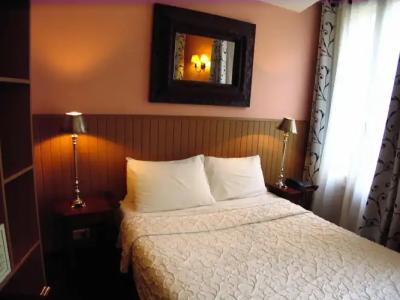 Walled off Paris - 2