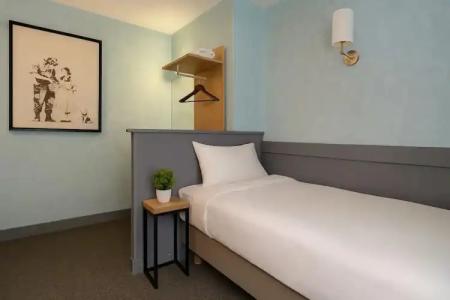 Walled off Paris - 23