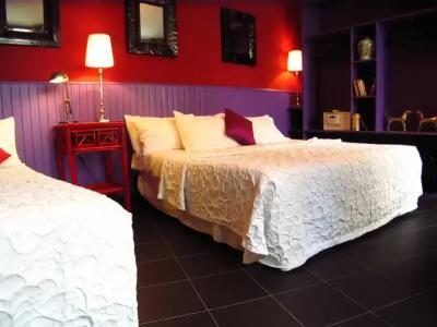 Walled off Paris - 5