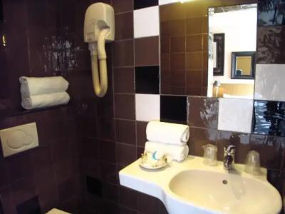 Walled off Paris - 7