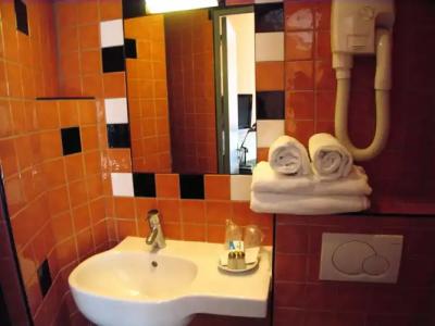 Walled off Paris - 8