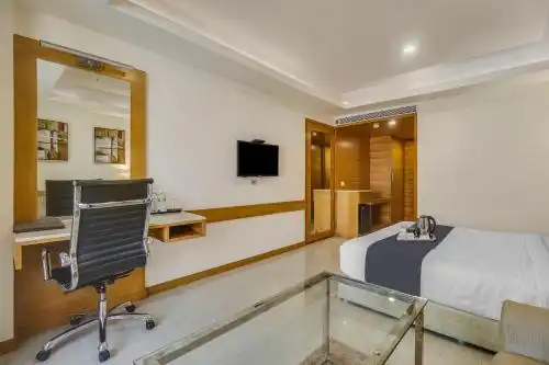 Townhouse Oak Chennai La Palace - 3