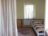 Односпальная кровать в общем номере для мужчин и женщин