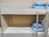Спальное место на двухъярусной кровати в общем номере для женщин