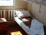 Спальное место на двухъярусной кровати в общем номере для мужчин 