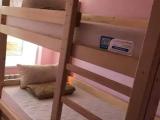 Спальное место на двухъярусной кровати в общем номере для мужчин и женщин