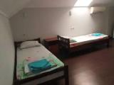 Двухместный номер с 2 отдельными кроватями и общей ванной комнатой