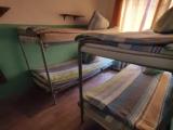 Спальное место на двухъярусной кровати в общем номере для мужчин и женщин