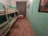 Спальное место на двухъярусной кровати в общем номере для женщин