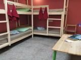 Спальное место на двухъярусной кровати в общем номере для мужчин и женщин