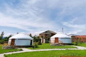 Курорт Алтын Булак на берегу озера 