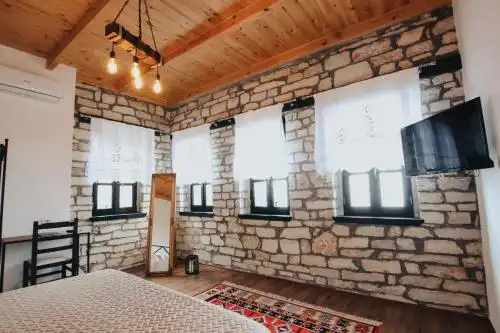 Bujtina Maria - 8